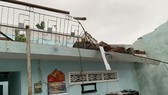 Quảng Ngãi: Lốc xoáy làm nhà dân ven biển bị tốc mái, ngã đổ cây