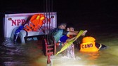 Quảng Ngãi: Xe tải qua cầu tràn Thạch Nham bị nước cuốn trôi, đã tìm thấy người vợ