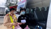 Quảng Ngãi: Cảnh sát giao thông thuê xe cấp cứu đưa thanh niên Hà Tĩnh đi bộ nữa tháng về quê