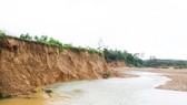 Quảng Ngãi: Nghiêm trọng sạt lở bờ sông Trà Bồng hình thành vực sâu nguy hiểm