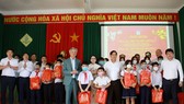 Nguyên Bộ trưởng Bộ GTVT Hồ Nghĩa Dũng thăm Trung tâm nuôi dạy trẻ khuyết tật Võ Hồng Sơn