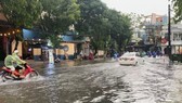 Mưa lớn, nhiều tuyến đường ở TP Quảng Ngãi bị ngập