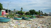 Quảng Ngãi: Rác thải tiếp tục “bức tử” bãi biển Sa Kỳ