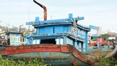 Quảng Ngãi: Nhiều tàu cá tiền tỷ vướng nợ ngân hàng chờ bán bị chìm nơi neo đậu