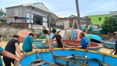 Người dân ven biển tỉnh Quảng Ngãi hối hả phòng chống bão số 4