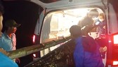Quảng Ngãi: Một bệnh nhân phải khiêng qua nơi sạt lở núi Kà Tinh cấp cứu trong đêm