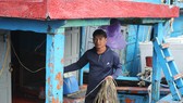 Quảng Ngãi: Ngư dân bơm nước ra khỏi tàu chống chìm, chủ động ứng phó ATNĐ