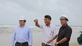 Phó Chủ tịch UBND tỉnh Quảng Ngãi kiểm tra sạt lở bờ biển Châu Tân 