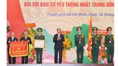 Chủ tịch nước Trần Đại Quang trao danh hiệu Anh hùng Lực lượng vũ trang nhân dân cho  Ban Cơ yếu thống nhất Trung ương Cục miền Nam. Ảnh: Việt Dũng