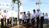  Các đại biểu cùng thực hiện nghi thức trồng cây, mang ý nghĩa chung tay góp sức nâng cao, cải thiện môi trường sống.