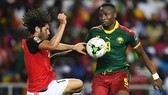 Tiền đạo Jacques Zoua (phải, Cameroon)  trong trận chung kết CAN 2017 với Ai Cập.
