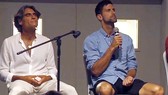 Pepe Imaz (trái) và Novak Djokovic trong một buổi nói chuyện mang tính tâm linh và huyền bí.