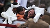  Những người phụ nữ đau đớn trước thảm kịch, tại nơi lở đất, ở huyện Mậu, tỉnh Tứ Xuyên, Trung Quốc ngày 25-6-2017. Ảnh: REUTERS