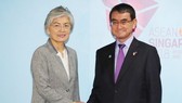 Ngoại trưởng Hàn Quốc Kang Kyung-wha và người đồng cấp Nhật Bản, Taro Kono, ở Singapore, ngày 2-8-2018. Ảnh: YONHAP