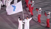 Đoàn vận động viên Hàn Quốc và Triều Tiên diễu hành chung dưới lá cờ thống nhất tại lễ khai mạc Thế vận hội mùa Đông Pyeongchang 2018, ngày 9-2-2018. Ảnh: EPA