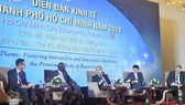 Bí thư Thành ủy TPHCM Nguyễn Thiện Nhân trao đổi cùng các diễn giả tại diễn đàn. Ảnh: CAO THĂNG