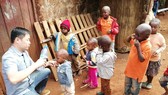 Tận tâm giúp trẻ em nghèo ở Kenya