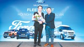 Ông Phan Dương Cửu Long -  Tổng Giám đốc Sài Gòn Ford  (bên phải), tri ân khách hàng tại hội nghị
