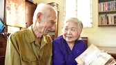 Ông Trần Nhật Minh và vợ xem lại những bài báo viết về Bác Hồ được ông bà lưu giữ cẩn thận