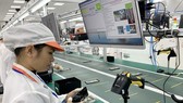 Sản xuất điện thoại di động tại nhà máy Vsmart,  sản phẩm “Make in Vietnam”. Ảnh: T.BA