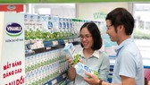 Nguồn gốc và giá cả là một trong những yếu tố ảnh hưởng đến quyết định của người tiêu dùng khi chọn mua sữa tươi