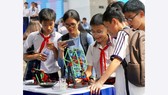 Học sinh tham quan các gian hàng triển lãm khoa học - công nghệ. Ảnh: HOÀNG HÙNG