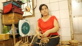 Chị Nguyễn Thúy Hà với mẫu sáng tạo giỏ bằng sợi lục bình mang lại hiệu quả cao cho Hợp tác xã Mây tre lá Ba Nhất. Ảnh: MAI HOA