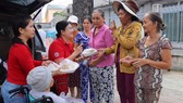 Tấm lòng thiện của bà Phạm Thị Hương (thứ 2 từ trái sang) đã lan tỏa đến bạn bè và người thân trong gia đình 