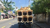 Xe 3 bánh chở hàng hóa cồng kềnh lưu thông trên đường phố TPHCM