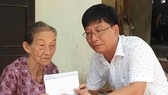 Đại diện Báo SGGP trao 14,5 triệu đồng giúp cụ Nguyễn Thị Chắc và con gái Nguyễn Thị Thắm