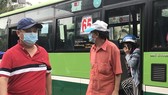 Hành khách đeo khẩu trang khi đi xe buýt. Ảnh: QUỐC HÙNG