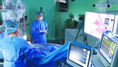 Các bác sĩ ứng dụng robot phẫu thuật u não tại Bệnh viện Nhân dân 115