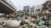 Hà Nội vẫn còn ứ đọng hơn 7.000 tấn rác 