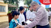 Đại diện Home Credit Việt Nam trao chứng nhận học bổng cho các em học sinh khó khăn