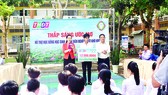 Công ty TNHH MTV Xổ số kiến thiết tỉnh Đồng Tháp trao học bổng “Thắp sáng ước mơ” tại xã Bình Thạnh Trung, huyện Lấp Vò, tỉnh Đồng Tháp