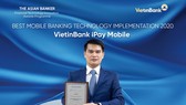 Ông Đàm Hồng Tiến - Giám đốc Khối Bán lẻ VietinBank nhận giải thưởng “Ứng dụng công nghệ ngân hàng trên điện thoại tốt nhất”