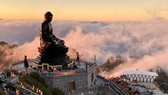 Bái Phật cầu an trên đỉnh Fansipan mùa lễ tạ cuối năm