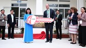 Ông John Fering, Tổng Giám đốc ngành thức ăn chăn nuôi của Cargill Thái Lan và Việt Nam trao chìa khóa cho Hiệu trưởng Trường Tiểu học Văn Thành.