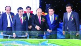Thủ tướng Nguyễn Xuân Phúc và các đại biểu xem sa bàn Khu công nghiệp Liên Hà Thái - Khu kinh tế Thái Bình. Ảnh: TTXVN
