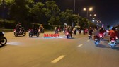 Nhóm "quái xế" dàn hàng ngang trên Quốc lộ 1 đoạn qua phường Linh Trung, quận Thủ Đức, TPHCM, rạng sáng 5-12-2020. Ảnh minh họa: CHÍ THẠCH 
