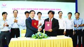 PGS-TS Đỗ Văn Dũng - Hiệu trưởng Trường Đại học Sư phạm Kỹ thuật (phải) và ông Lê Viết Hải - Chủ tịch HĐQT Tập đoàn Xây dựng Hòa Bình ký kết hợp tác