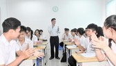 Thầy Trương Bá Hải và những học trò khiếm thị của mình tại Trung tâm GDNN-GDTX quận 10, TPHCM. Ảnh minh họa