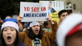 Người biểu tình giơ biểu ngữ ủng hộ chương trình Daca: "Tôi là người Mỹ". Ảnh minh họa: REUTERS