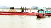 Công an huyện Nghi Xuân, Hà Tĩnh bắt giữ sà lan khai thác cát trái phép trên sông Lam