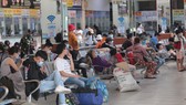 Lượng hành khách ra Bến xe Miền Đông để về quê ngày 30-5-2021 tăng cao. Ảnh: QUỐC HÙNG