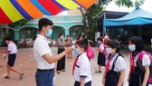Thực hiện các biện pháp phòng chống dịch bệnh tại Trường Tiểu học An Hội (quận Gò Vấp, TPHCM)