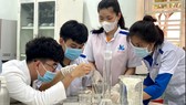 Sinh viên Trường ĐH Công nghệ Miền Đông điều chế và sản xuất nước rửa tay sát khuẩn