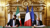 Ngoại trưởng Mexico và Ngoại trưởng Pháp ký thỏa thuận hợp tác chống buôn bán các đồ vật lịch sử. Ảnh: AP