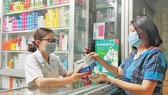 Người dân mua khẩu trang tại nhà thuốc Phú Lâm (đường Nguyễn Văn Thương, quận Bình Thạnh, TPHCM). Ảnh: DŨNG PHƯƠNG