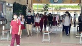 Các thí sinh ở Điểm thi Trường THCS Minh Đức, quận 1, TPHCM ra về sau khi kết thúc môn thi Ngoại ngữ, chiều 8-7-2021. Ảnh: HOÀNG HÙNG
